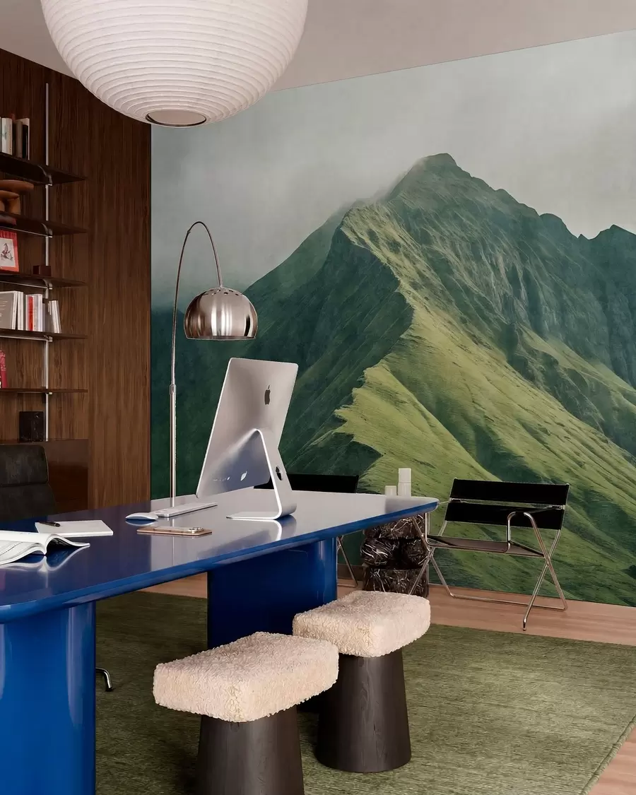 murales de pared Malaquita de montaña con laderas verdes y una cima envuelta en una suave bruma w05820